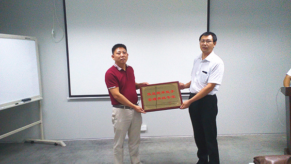 天行健贈送正睿咨詢效益提升能手，管理升級專家牌匾