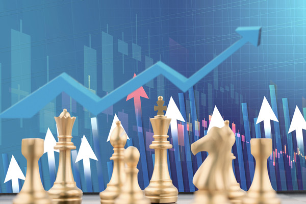 全面評估戰(zhàn)略風(fēng)險(xiǎn)，及時(shí)調(diào)整戰(zhàn)略方向