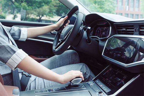 女子工資4600每天花近百元通勤上班，人力資源怎么看？