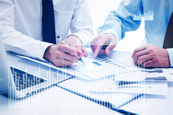 如何通過(guò)預(yù)算分析，識(shí)別企業(yè)運(yùn)營(yíng)中的潛在風(fēng)險(xiǎn)與機(jī)遇？