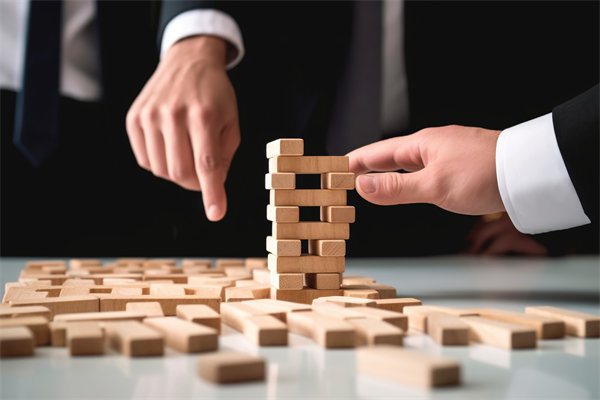 面對(duì)復(fù)雜市場(chǎng)環(huán)境，集團(tuán)管控咨詢?nèi)绾未_保企業(yè)穩(wěn)健前行？