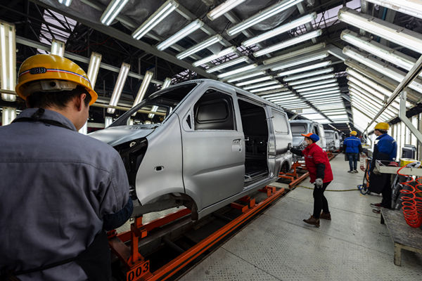 在精益生產(chǎn)過(guò)程中，如何有效識(shí)別并解決生產(chǎn)瓶頸問(wèn)題？