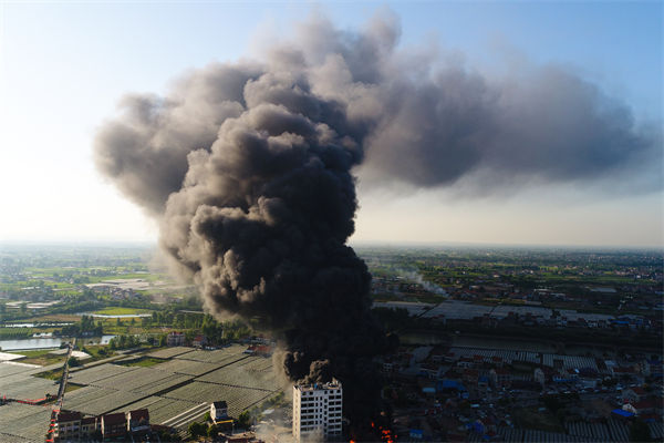 山東化工廠爆炸后樓房僅?？蚣埽瑢χ圃鞓I(yè)有何啟示？