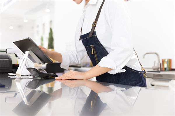 29歲女演員回應(yīng)在餐廳當(dāng)服務(wù)員，人力資源怎么看？