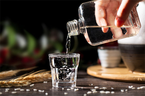 白酒遇冷，集體“降度”，關(guān)聯(lián)企業(yè)有何營(yíng)銷啟示？